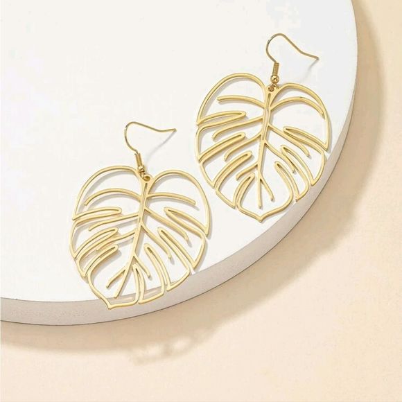 7/$35 Gold Color Leaf Earrings. Leaf Statement Earrings - Picture 4 of 7